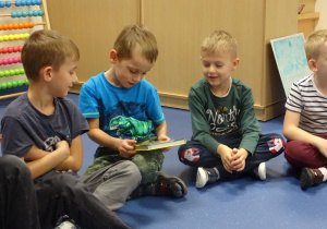 Chłopcy oglądają książkę